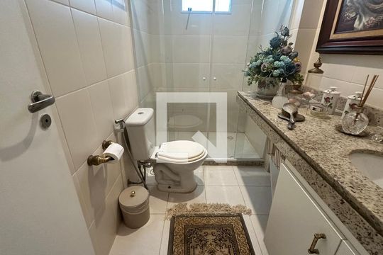 Lavabo de casa de condomínio para alugar com 5 quartos, 250m² em Barra da Tijuca, Rio de Janeiro