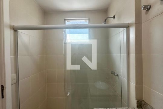 Banheiro da Suíte 1 de casa de condomínio para alugar com 5 quartos, 250m² em Barra da Tijuca, Rio de Janeiro