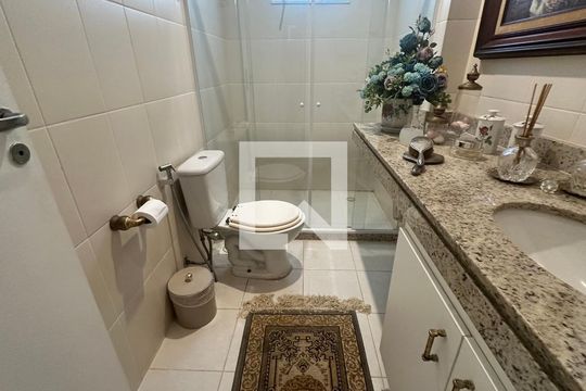 Lavabo de casa de condomínio para alugar com 5 quartos, 250m² em Barra da Tijuca, Rio de Janeiro