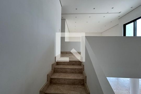 Escada de casa de condomínio à venda com 4 quartos, 700m² em Jardim Serrano, Nova Lima