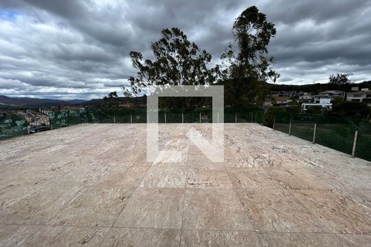 Área Externa de casa de condomínio para alugar com 4 quartos, 700m² em Jardim Serrano, Nova Lima