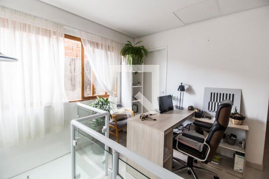 Escritório de casa à venda com 4 quartos, 202m² em Jardim Tupanci, Barueri