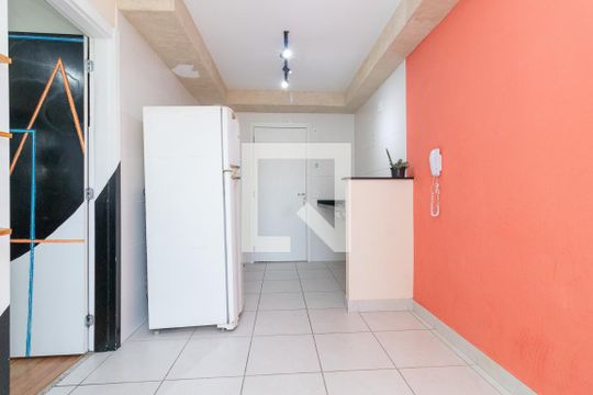Sala e Cozinha de apartamento para alugar com 1 quarto, 27m² em Vila Ré, São Paulo