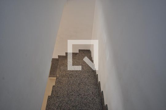 Escada de casa de condomínio para alugar com 3 quartos, 123m² em Vila Mazzei, São Paulo