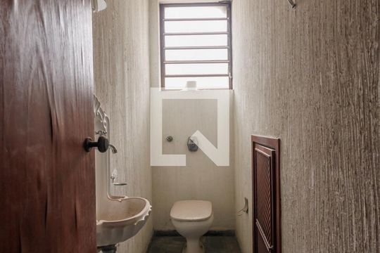Lavabo de casa para alugar com 4 quartos, 350m² em Centro, Taubaté