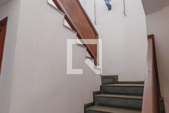 Escada de casa para alugar com 4 quartos, 350m² em Centro, Taubaté