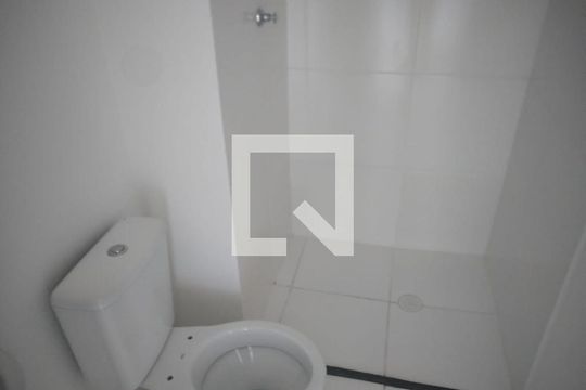 Banheiro de kitnet/studio para alugar com 1 quarto, 24m² em Mooca, São Paulo