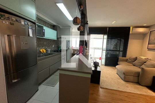 Sala de apartamento para alugar com 2 quartos, 78m² em Empresarial 18 do Forte, Barueri