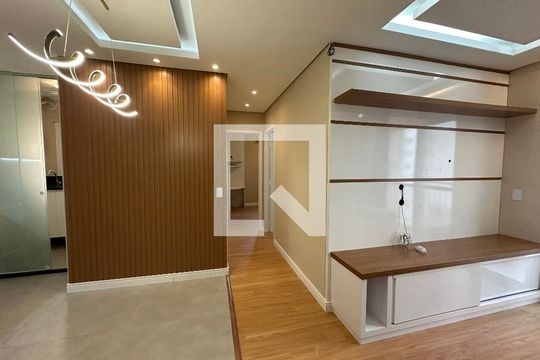 Sala de apartamento à venda com 2 quartos, 61m² em Jardim Tupanci, Barueri