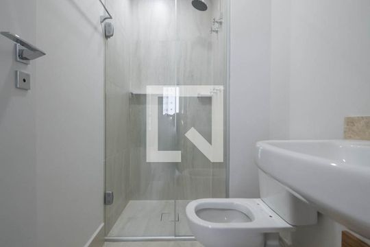Banheiro de kitnet/studio à venda com 1 quarto, 26m² em Campo Belo, São Paulo