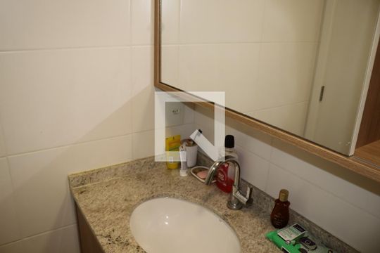 Banheiro de apartamento para alugar com 1 quarto, 28m² em República, São Paulo