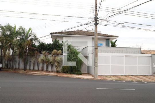 Fachada de casa para alugar com 4 quartos, 490m² em Tabajaras, Uberlândia