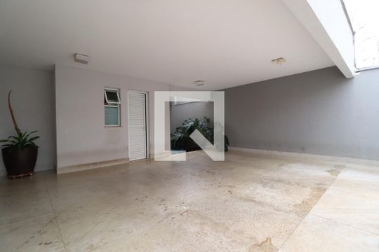 Garagem de casa para alugar com 4 quartos, 490m² em Tabajaras, Uberlândia