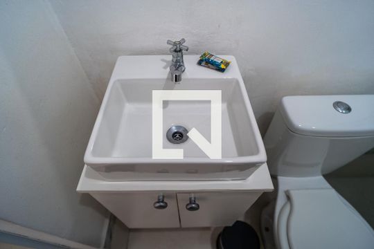 Banheiro de kitnet/studio para alugar com 1 quarto, 30m² em Jardim do Sol, Sorocaba