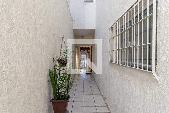 Corredor Lateral de casa à venda com 3 quartos, 126m² em Vila Raquel, São Paulo