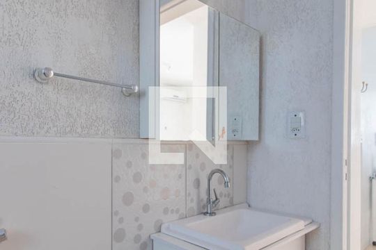 Banheiro de apartamento à venda com 1 quarto, 40m² em Menino Deus, Porto Alegre