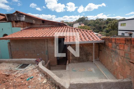 Quintal de casa para alugar com 2 quartos, 360m² em Etelvina Carneiro, Belo Horizonte