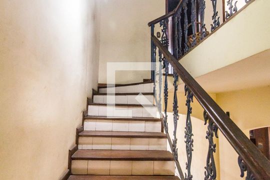 Escada de casa de condomínio à venda com 4 quartos, 385m² em Residencial Cinco (alphaville), Santana de Parnaíba