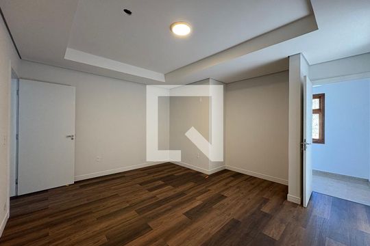 Suite de casa para alugar com 3 quartos, 300m² em Vila Francisco Matarazzo, Santo André