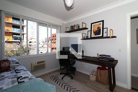 Quarto 1 de apartamento para alugar com 2 quartos, 62m² em Petrópolis, Porto Alegre