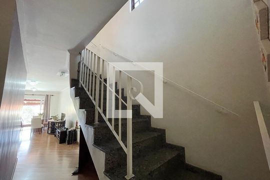 Escada de casa à venda com 3 quartos, 182m² em Butantã, São Paulo