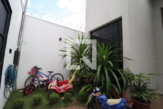 Jardim de casa para alugar com 4 quartos, 170m² em Novo Mundo, Uberlândia