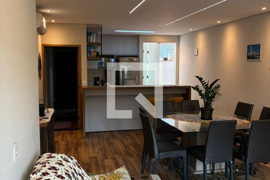 Sala de casa à venda com 4 quartos, 318m² em Vila Scarpelli, Santo André