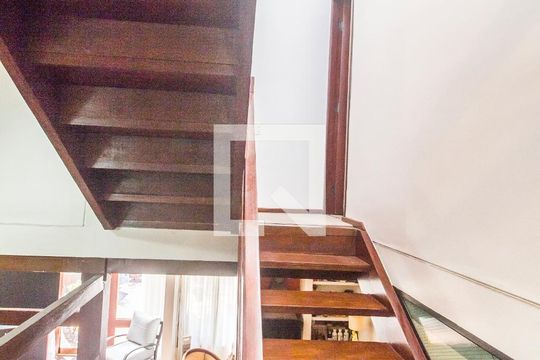 Escada de casa de condomínio à venda com 3 quartos, 176m² em Centro de Apoio I (alphaville), Santana de Parnaíba