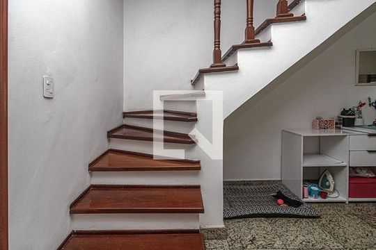 Escada de casa para alugar com 4 quartos, 180m² em Sacoma, São Paulo