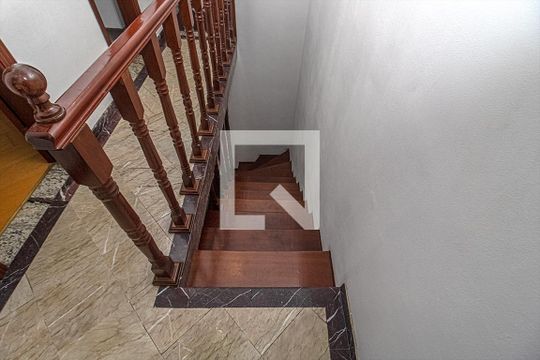 Escada de casa para alugar com 4 quartos, 180m² em Sacoma, São Paulo