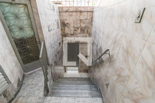 Escada de apartamento para alugar com 2 quartos, 49m² em Colégio, Rio de Janeiro
