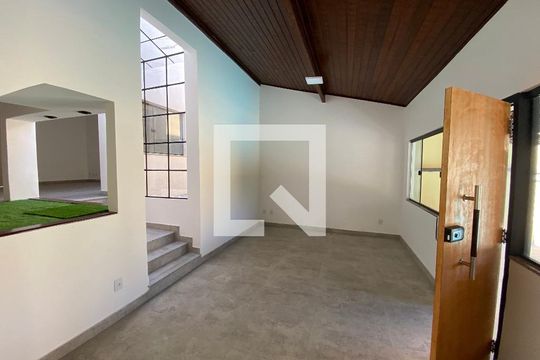 Hall de Entrada  de casa de condomínio para alugar com 5 quartos, 330m² em Anil, Rio de Janeiro