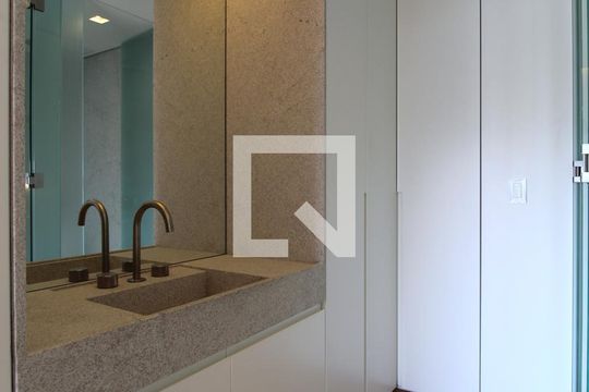 Banheiro da Suíte de kitnet/studio para alugar com 1 quarto, 53m² em Vila Olímpia, São Paulo