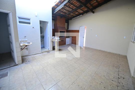 Área Externa de casa para alugar com 5 quartos, 300m² em Setor Coimbra, Goiânia