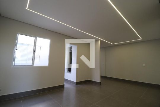 Sala de casa de condomínio para alugar com 3 quartos, 120m² em Aclimação, Uberlândia