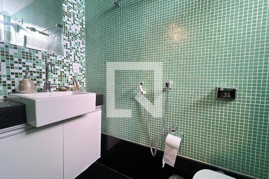 Banheiro de apartamento para alugar com 3 quartos, 150m² em Grajaú, Belo Horizonte