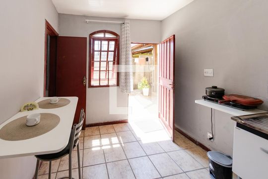 Sala/Cozinha de kitnet/studio para alugar com 1 quarto, 20m² em Padre Eustáquio, Belo Horizonte