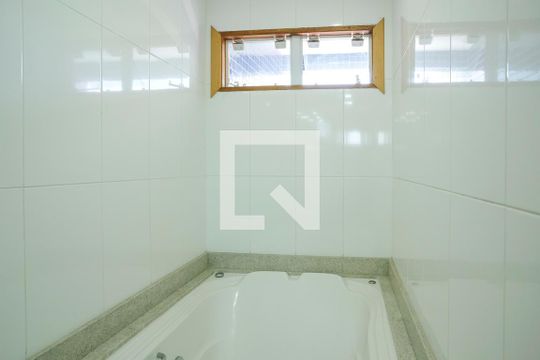 Banheiro da suíte 1 de casa para alugar com 2 quartos, 458m² em Cerâmica, São Caetano do Sul