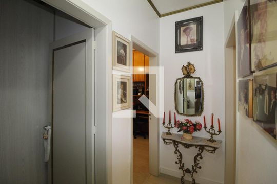 Corredor de apartamento à venda com 3 quartos, 106m² em Petrópolis , Porto Alegre