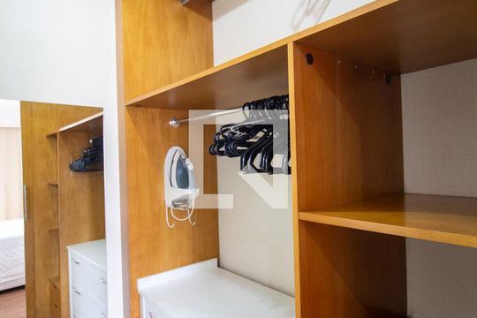 Closet da suíte de apartamento para alugar com 1 quarto, 37m² em Parque Campolim, Votorantim