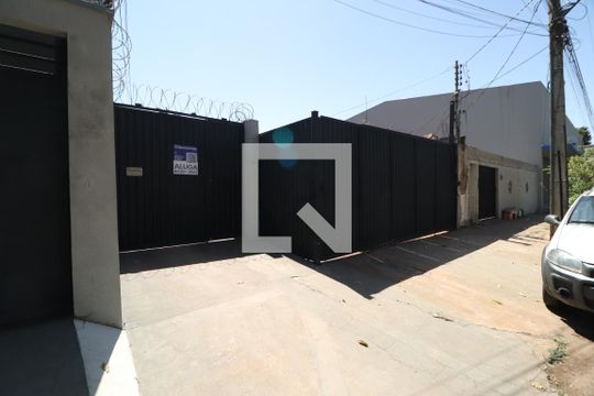 Plaquinha de casa para alugar com 2 quartos, 76m² em Presidente Roosevelt, Uberlândia