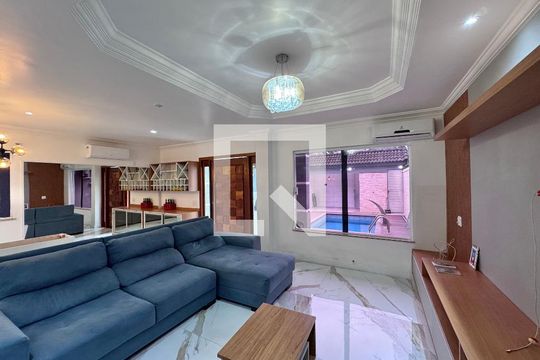 Sala de casa de condomínio para alugar com 5 quartos, 400m² em Recreio dos Bandeirantes, Rio de Janeiro