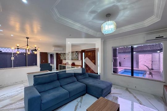 Sala de casa de condomínio para alugar com 5 quartos, 400m² em Recreio dos Bandeirantes, Rio de Janeiro