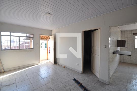 Edícula de casa à venda com 4 quartos, 109m² em Vila Nivi, São Paulo