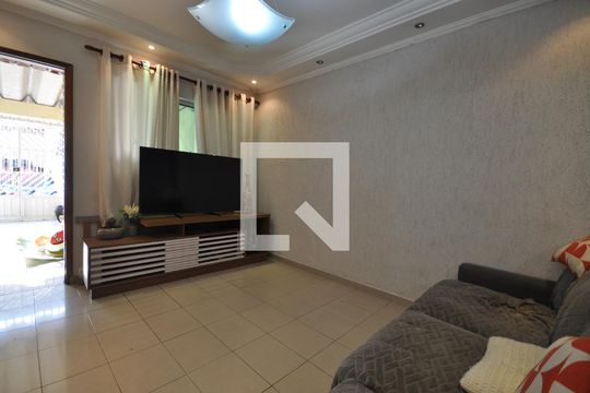 Sala de casa à venda com 4 quartos, 109m² em Vila Nivi, São Paulo