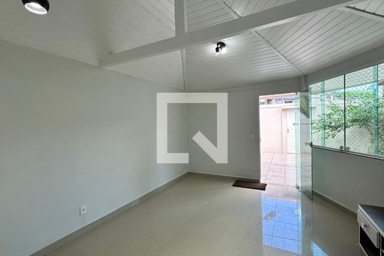 Sala de casa de condomínio à venda com 3 quartos, 160m² em Vargem Grande, Rio de Janeiro