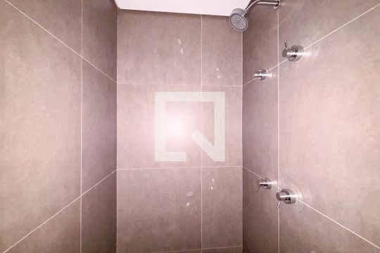 Banheiro de kitnet/studio à venda com 1 quarto, 13m² em Cerqueira César, São Paulo