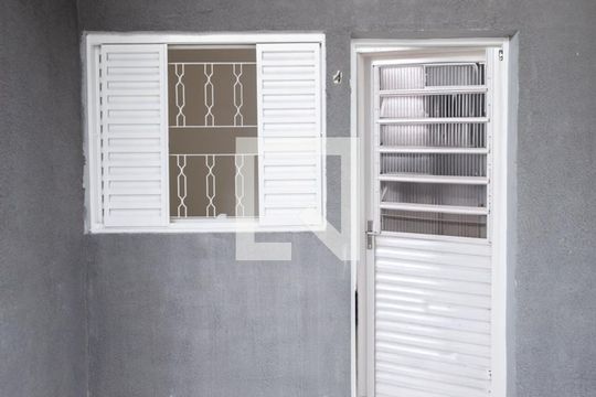 Porta de entrada de kitnet/studio para alugar com 1 quarto, 20m² em Centro, Taubaté