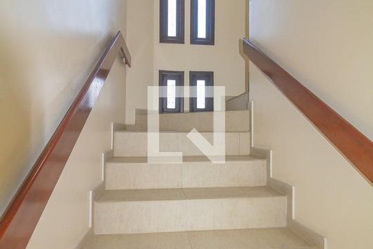 Escada de casa para alugar com 6 quartos, 350m² em Harmonia, Canoas