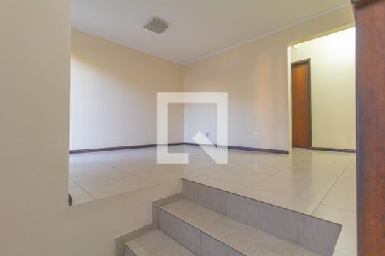 Escada de casa para alugar com 6 quartos, 350m² em Harmonia, Canoas